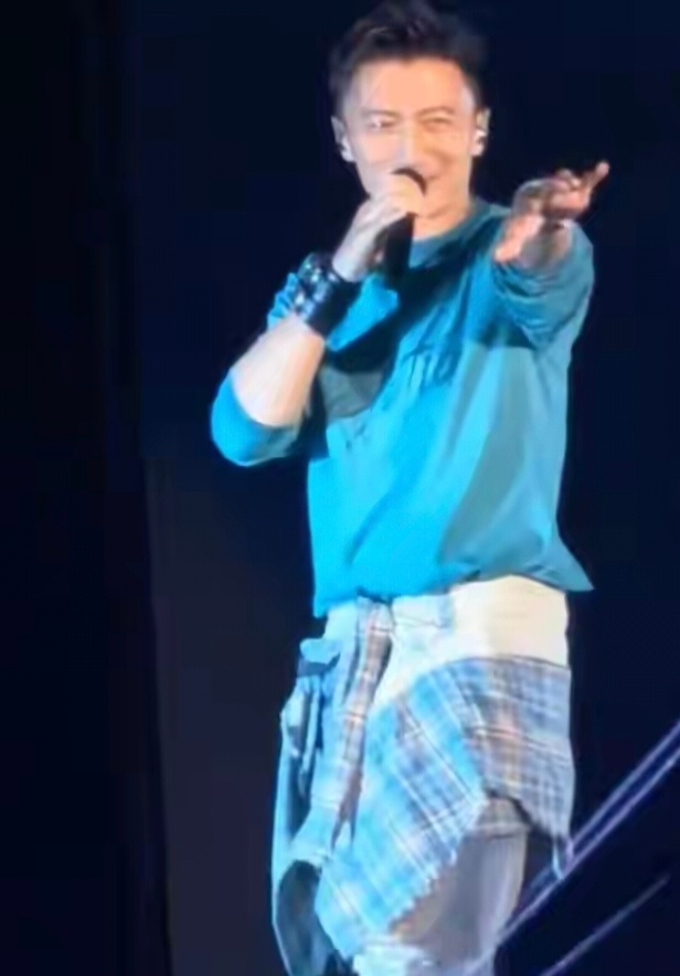 谢霆锋演唱会三次隔空说生日快乐，懂的人都懂，谢霆锋和王菲这种我不提你的名字，但全