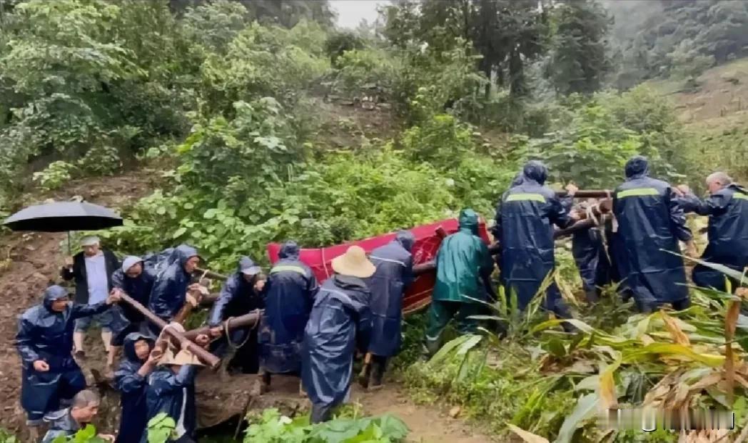 在安徽的一隅，一名女子远嫁异地，却不幸遭遇家暴，最终含恨离世。这噩耗如同晴天霹雳