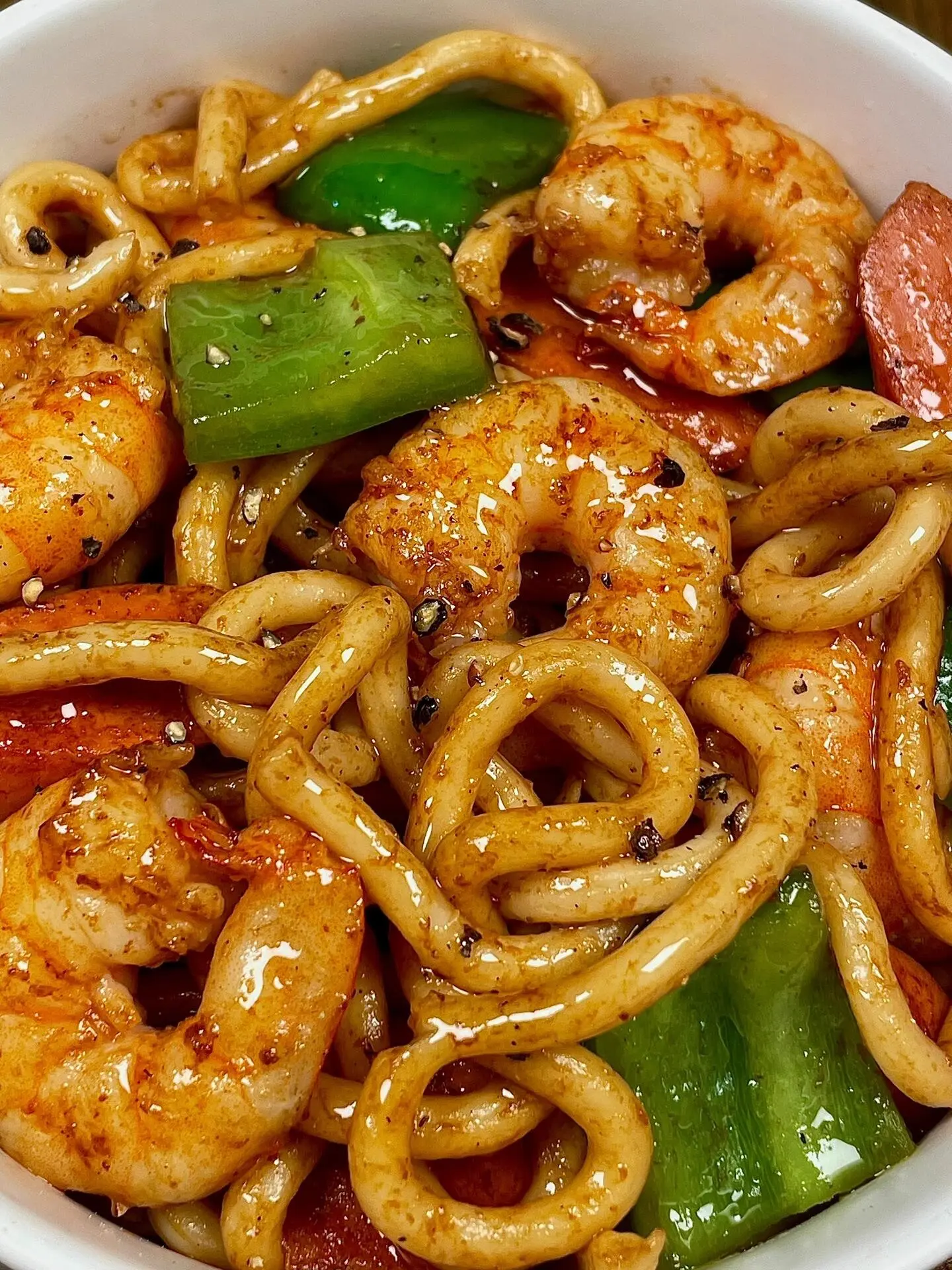 嘎嘎好吃的乌冬面。虾仁火腿炒乌冬面一出锅就惊艳到我了！ 虾仁鲜美，乌冬...