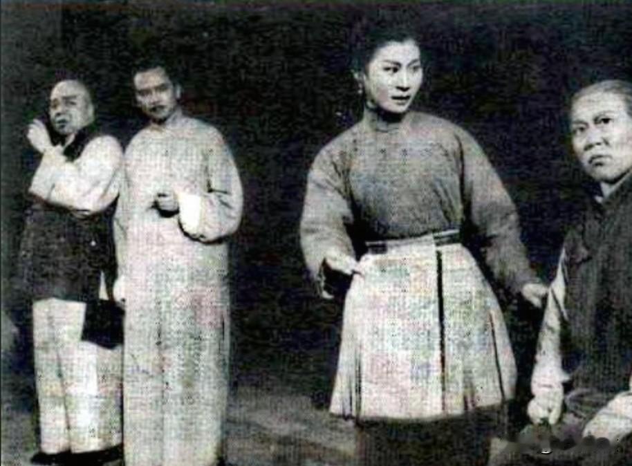 这是上世纪六十年代，北京京剧团演出的现代京剧《沙家浜》，这位阿庆嫂既不是赵燕侠，