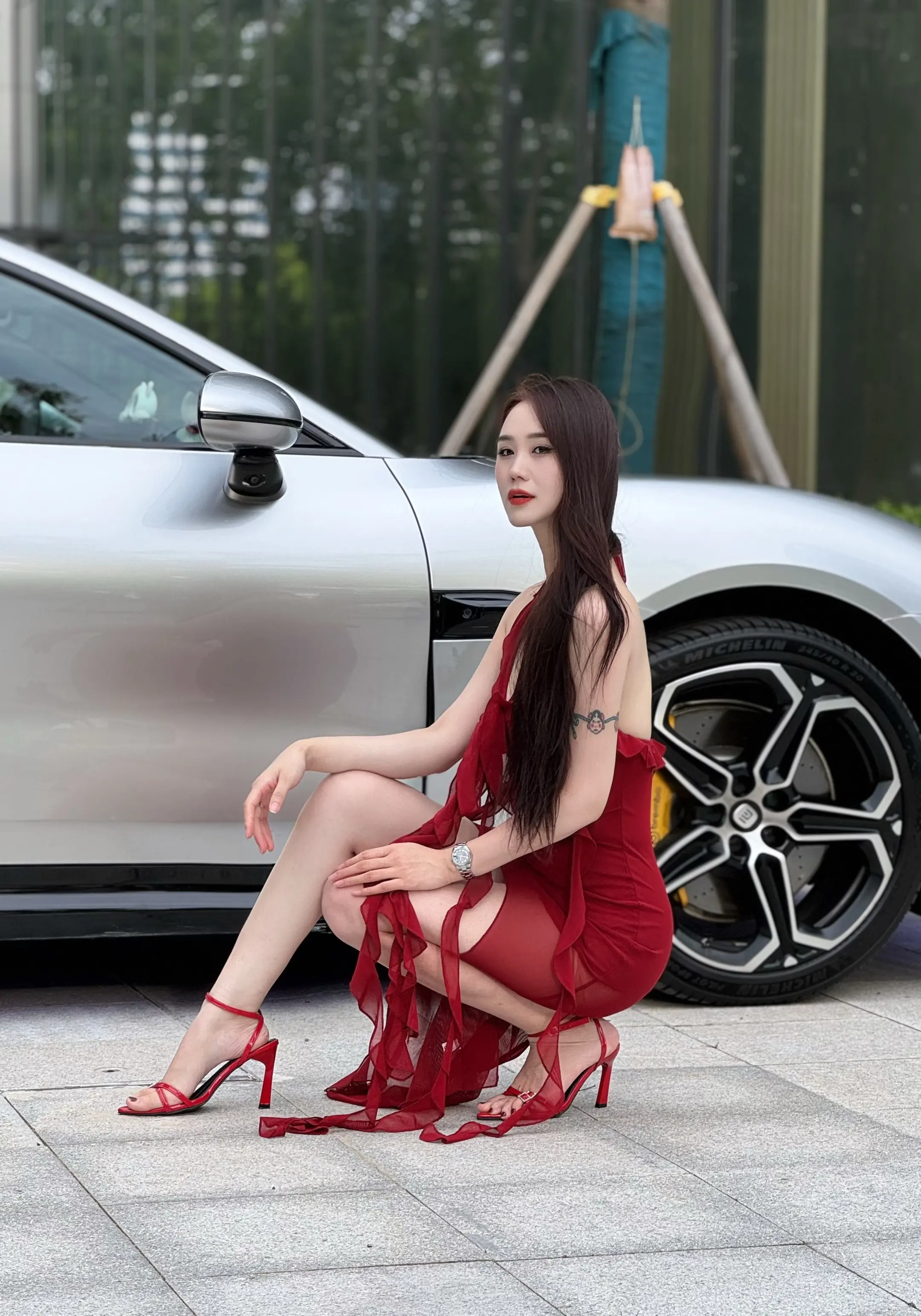 你那软绵绵照片就别配这么硬的曲了呗。