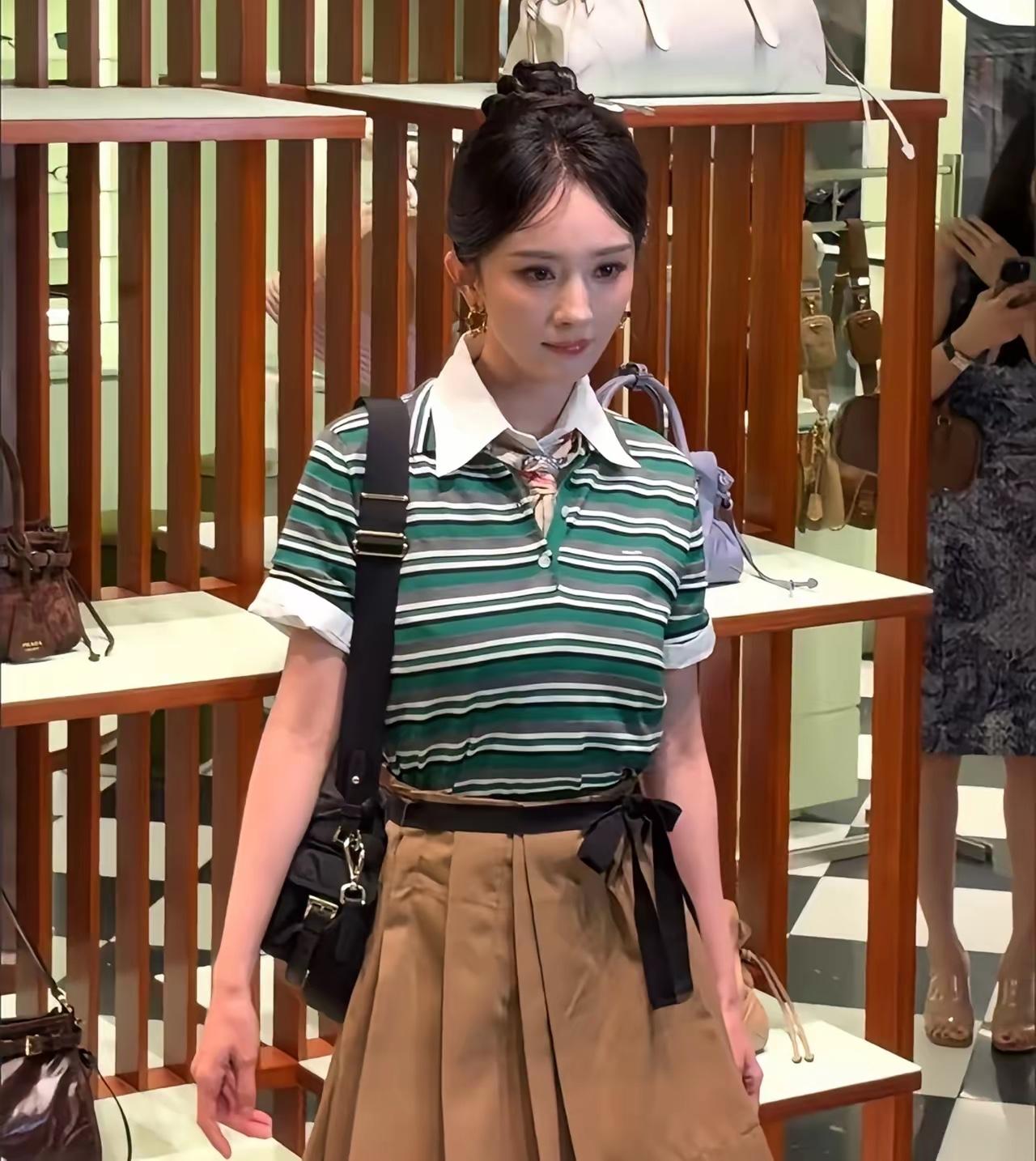 杨幂穿Polo衫出席Prada活动，满满的少女感，让人十分惊喜！

6月9日深圳