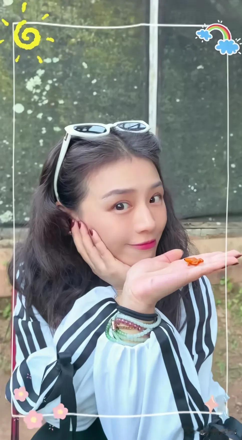 马思纯真是手串控啊
1988年出生的她还是那么活泼开朗，穿着打扮像一个清纯美少女