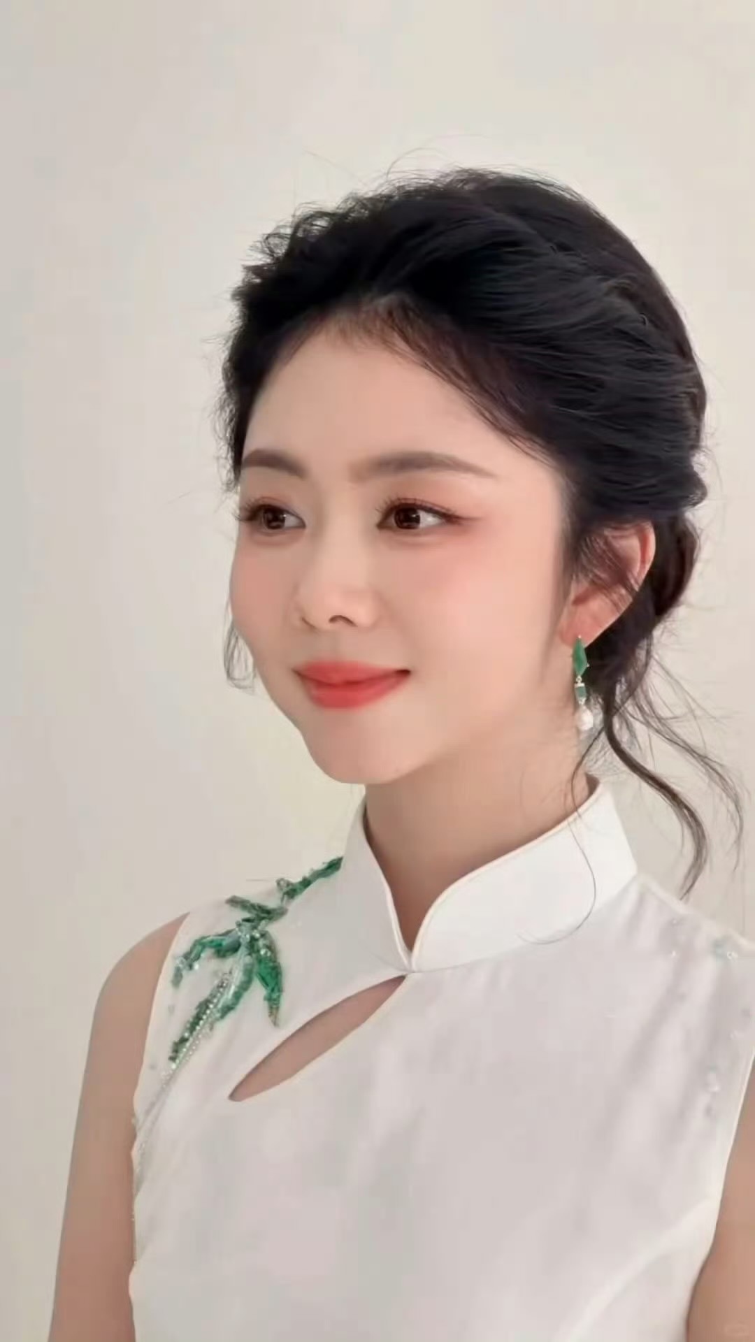 谭松韵盘发旗袍裙好温婉大气的造型美得人想叫妈妈[爱慕][爱慕]好美[馋嘴] ​​