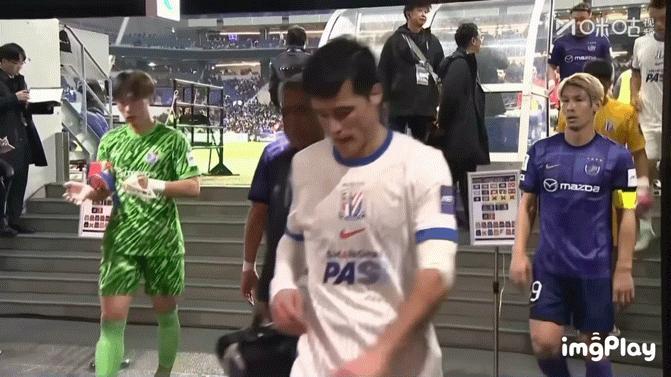 视频显示：中场休息退场时，广岛三箭的30号没有返回球队更衣室，而是滞留通道，当高