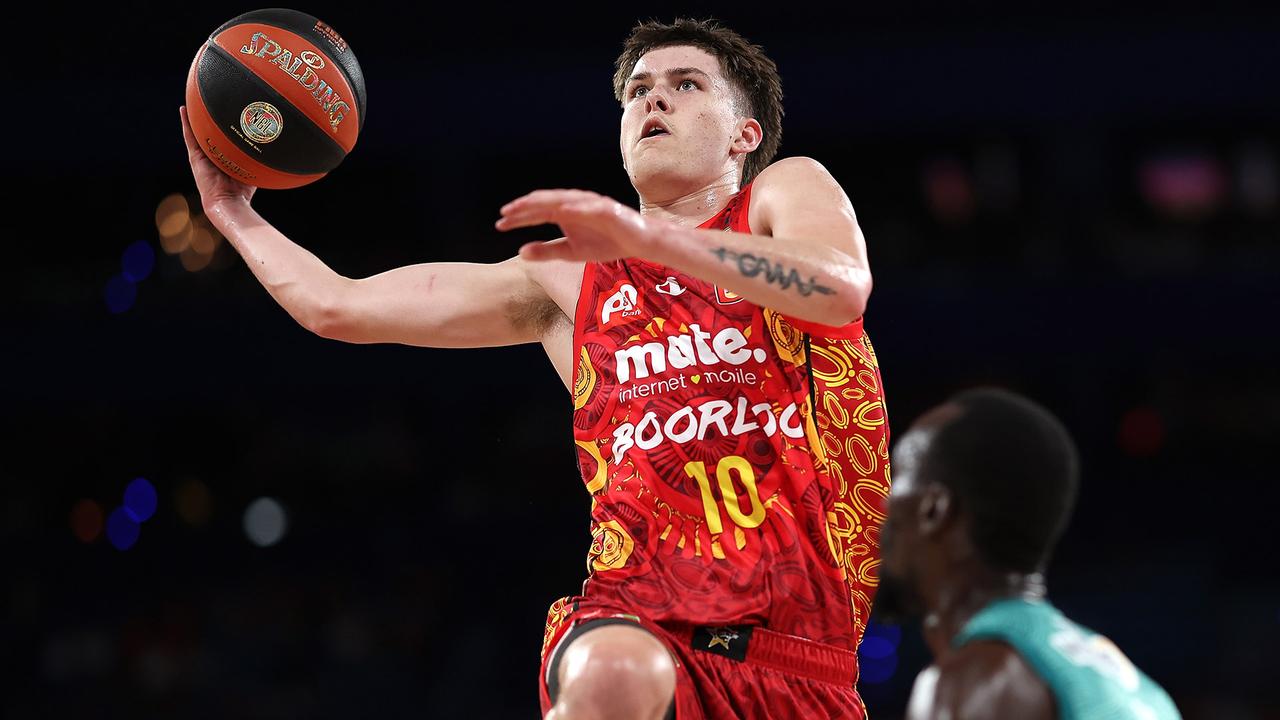 澳大利亚后卫本·亨肖尔已退出2025年NBA选秀的提前参选名单。亨肖尔接下来将考