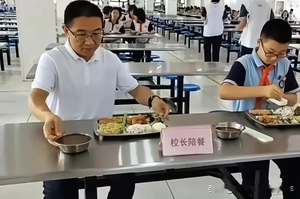 客观上，老师们只能吃饭，不能“陪餐”，不要把相关责任强加在老师们的头上。


现