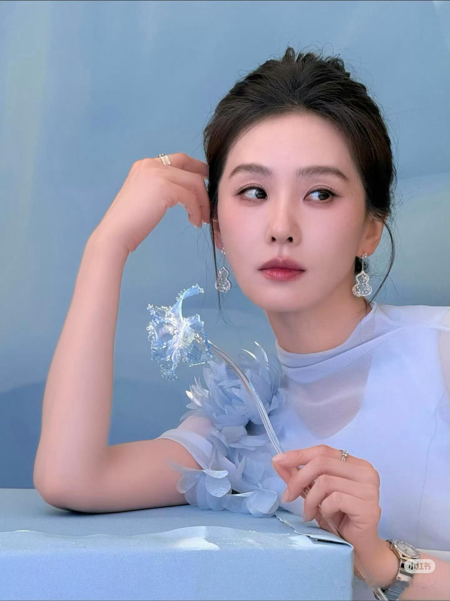 刘诗诗现身淘宝直播十周年盛典刘诗诗来了，身穿 Self-Portrait 特别定