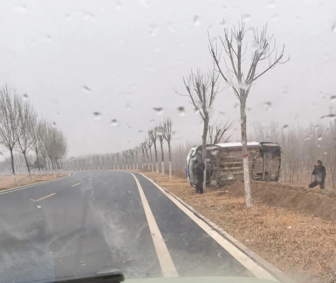 开车一定要注意安全，幸好有树挡一下，不然都冲下去了。