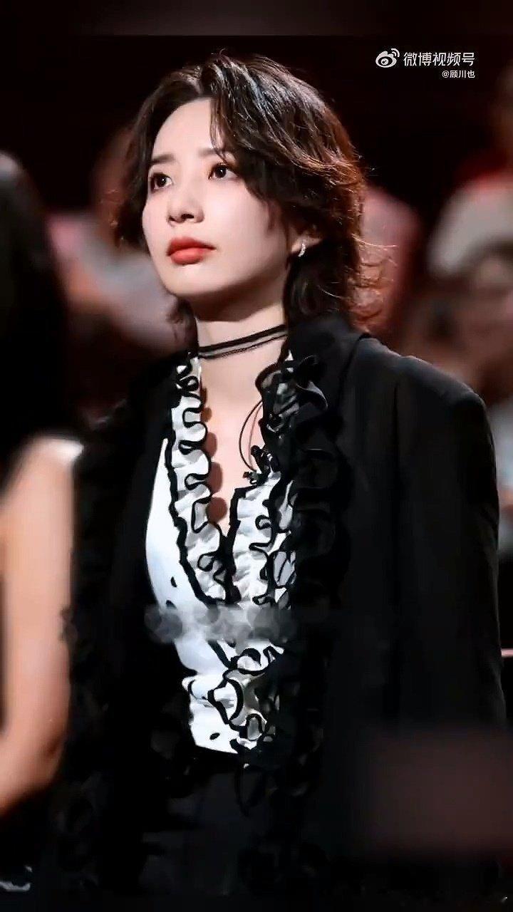 被李斯丹妮冰雪妆美到失语 被李斯丹妮冰雪妆美到失语！清冷又惊艳，氛围感直接拉满，