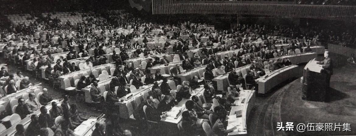 1971年10月25日，第26届联合国大会以76票赞成、35票反对、17票弃权的