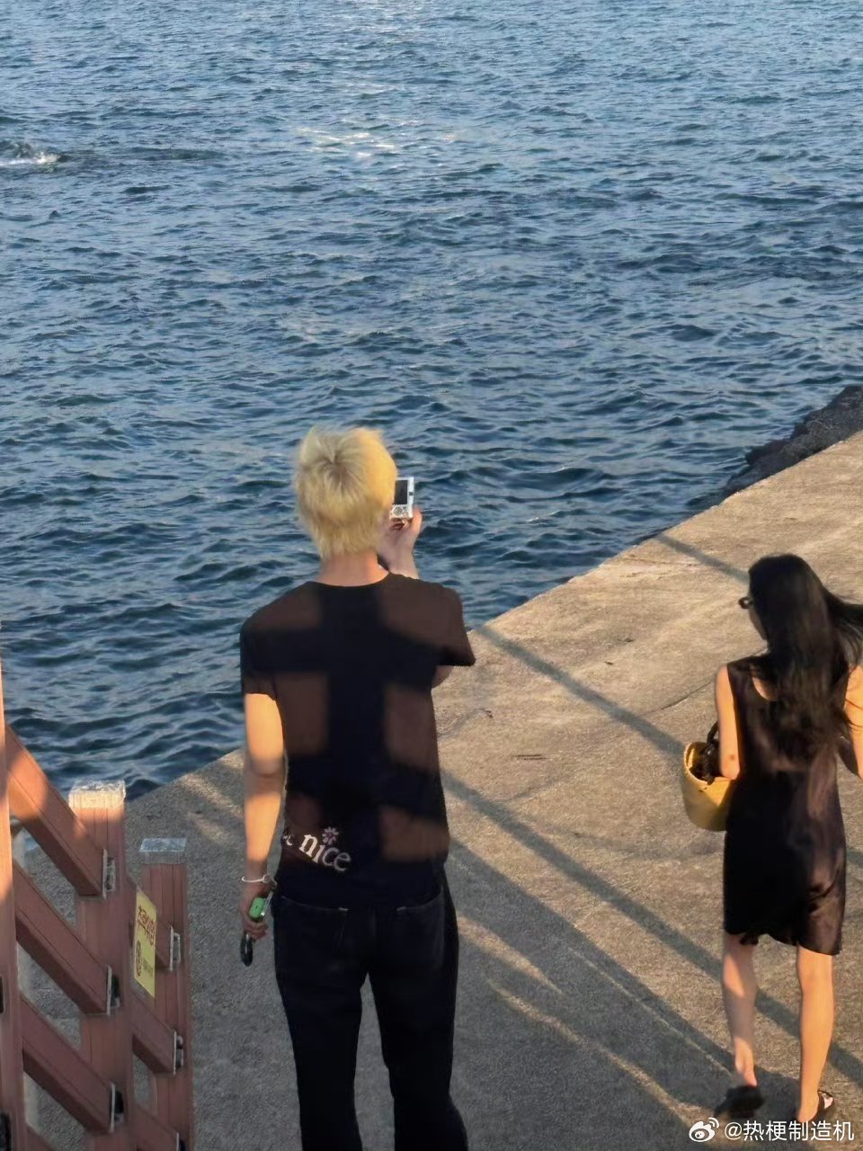 济州岛偶遇孙彩瑛ZionT路人视角都这么好看，彩瑛的私服穿搭永远在线！两人是在合