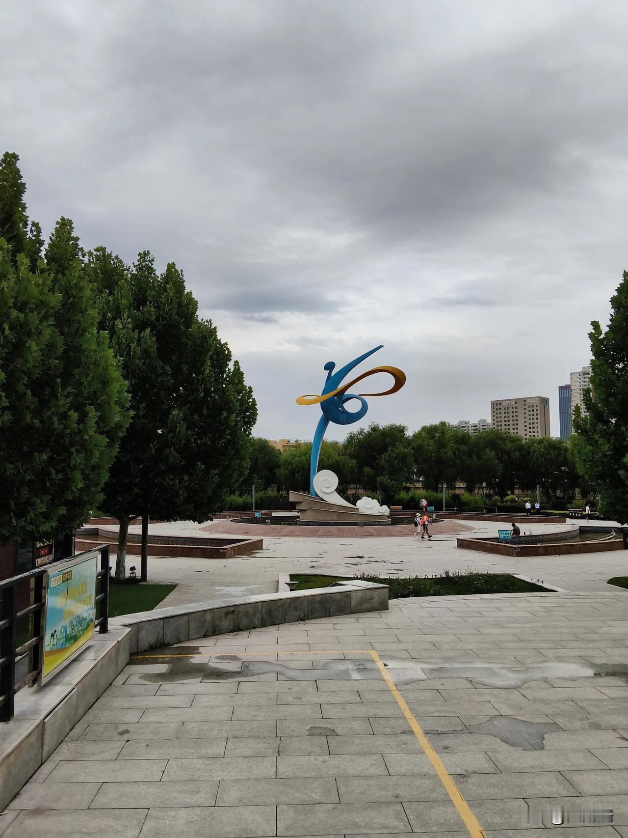 今天去了国际会展中心的兰州汽车展 ，看了汽车领了充电券、鸡蛋，月亮椅。

出来以