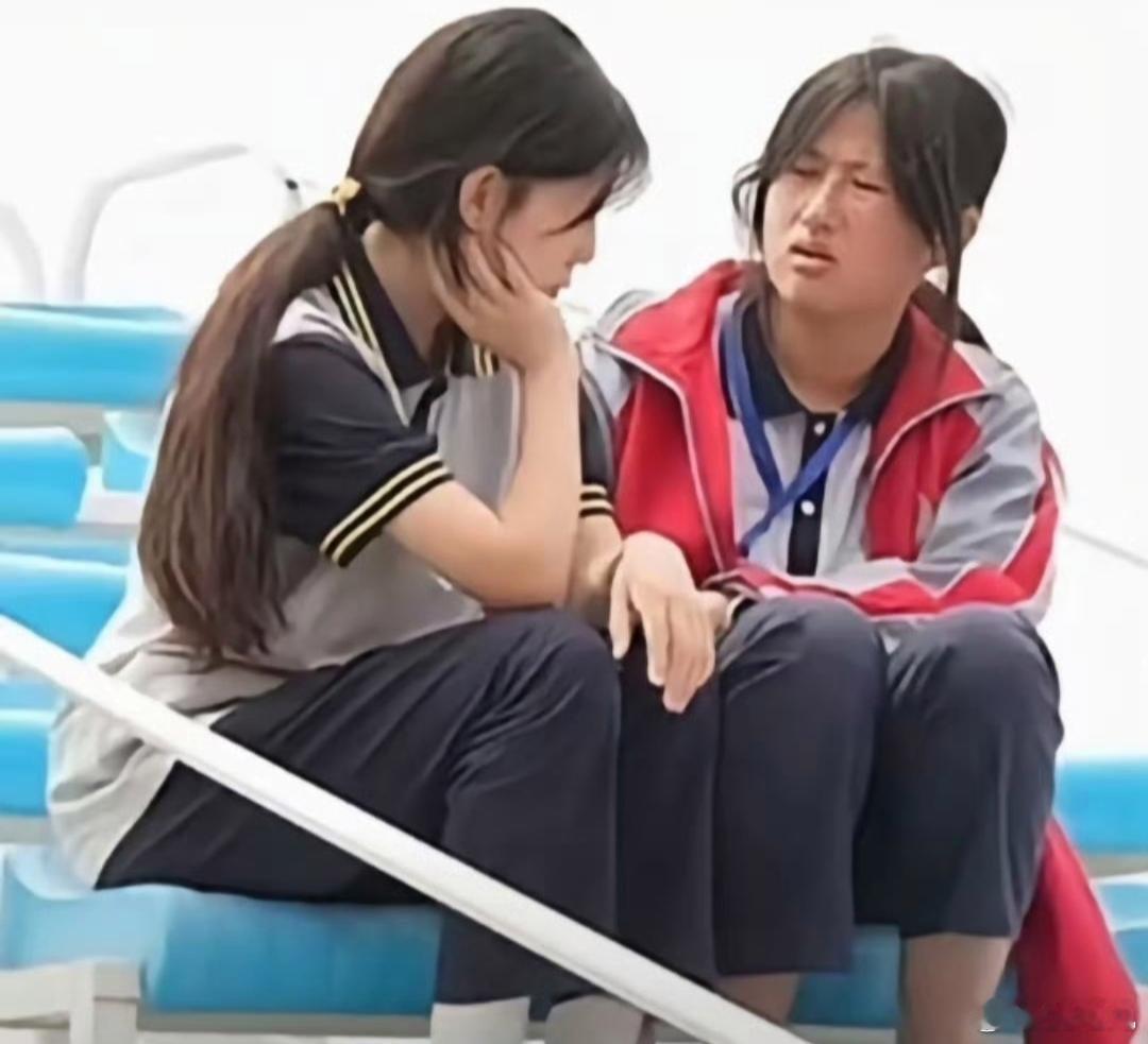 姜萍和她同学这个画面火了[喵喵]同学：上次你说偏微分，还以为你要换发型！ ​​​