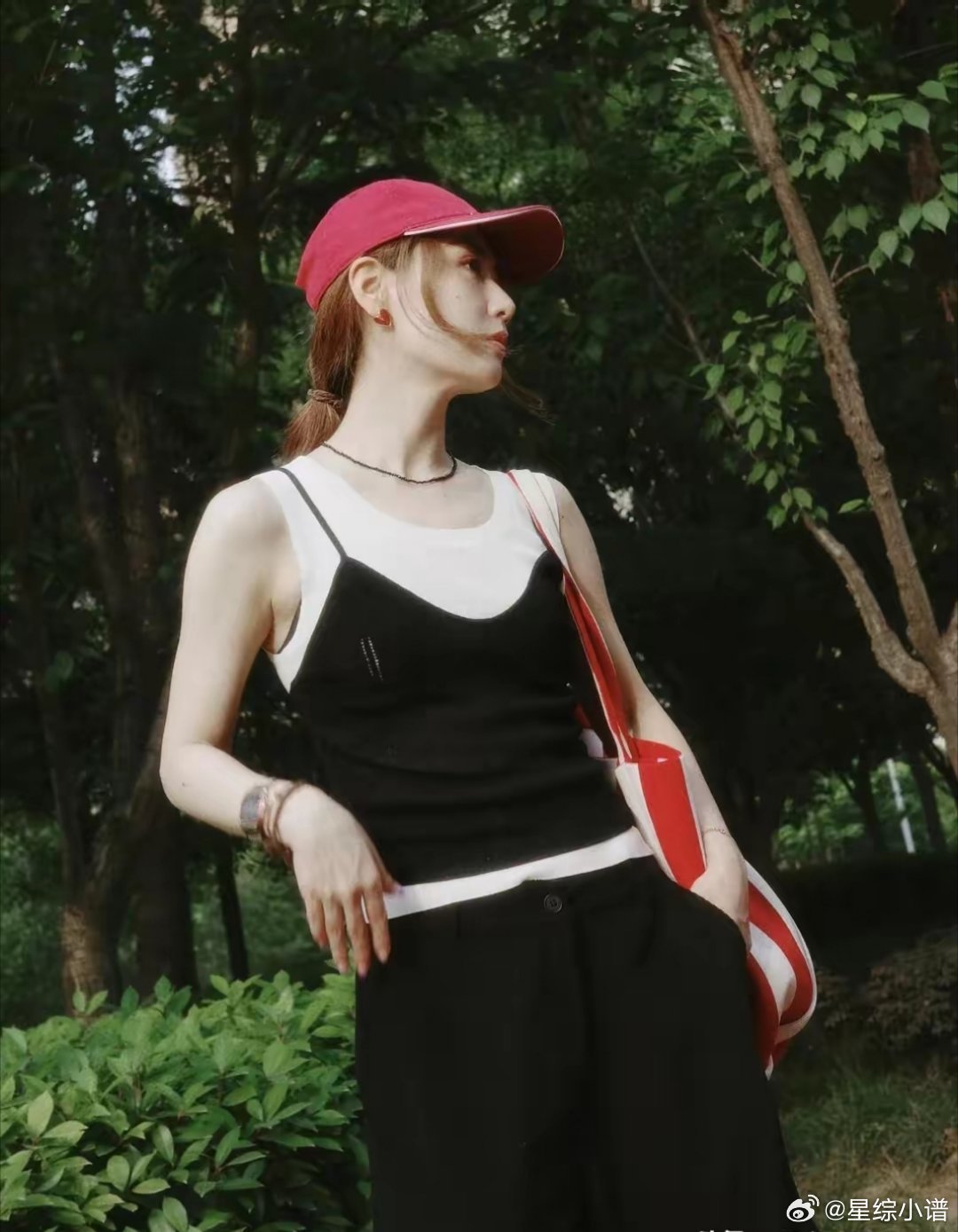 白冰晒最新美照, 背心搭鸭舌帽如青春女大, 39岁依旧少女感满满好美 ​​​