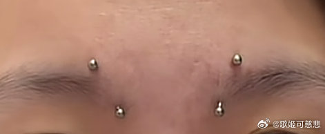我想知道这种打孔是怎么打的呀？中间是连通的吗？ 