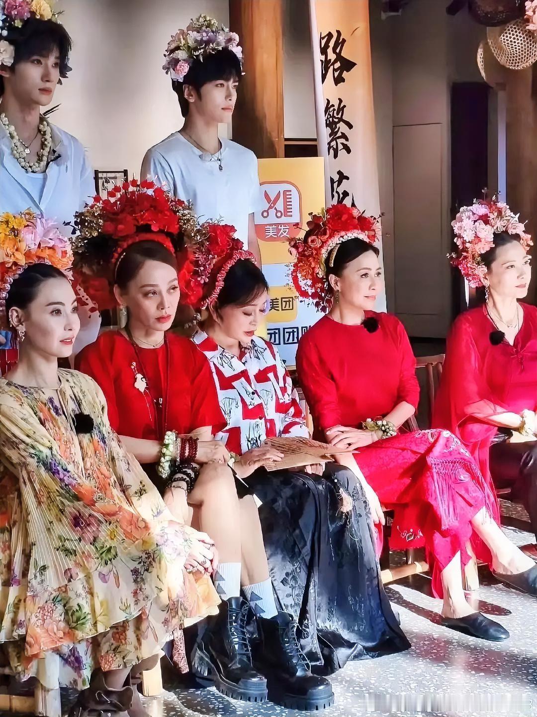 《一路繁花》第二季接近尾声。每位姐姐都个性鲜明，同时礼貌友善，大家相处融洽。但是