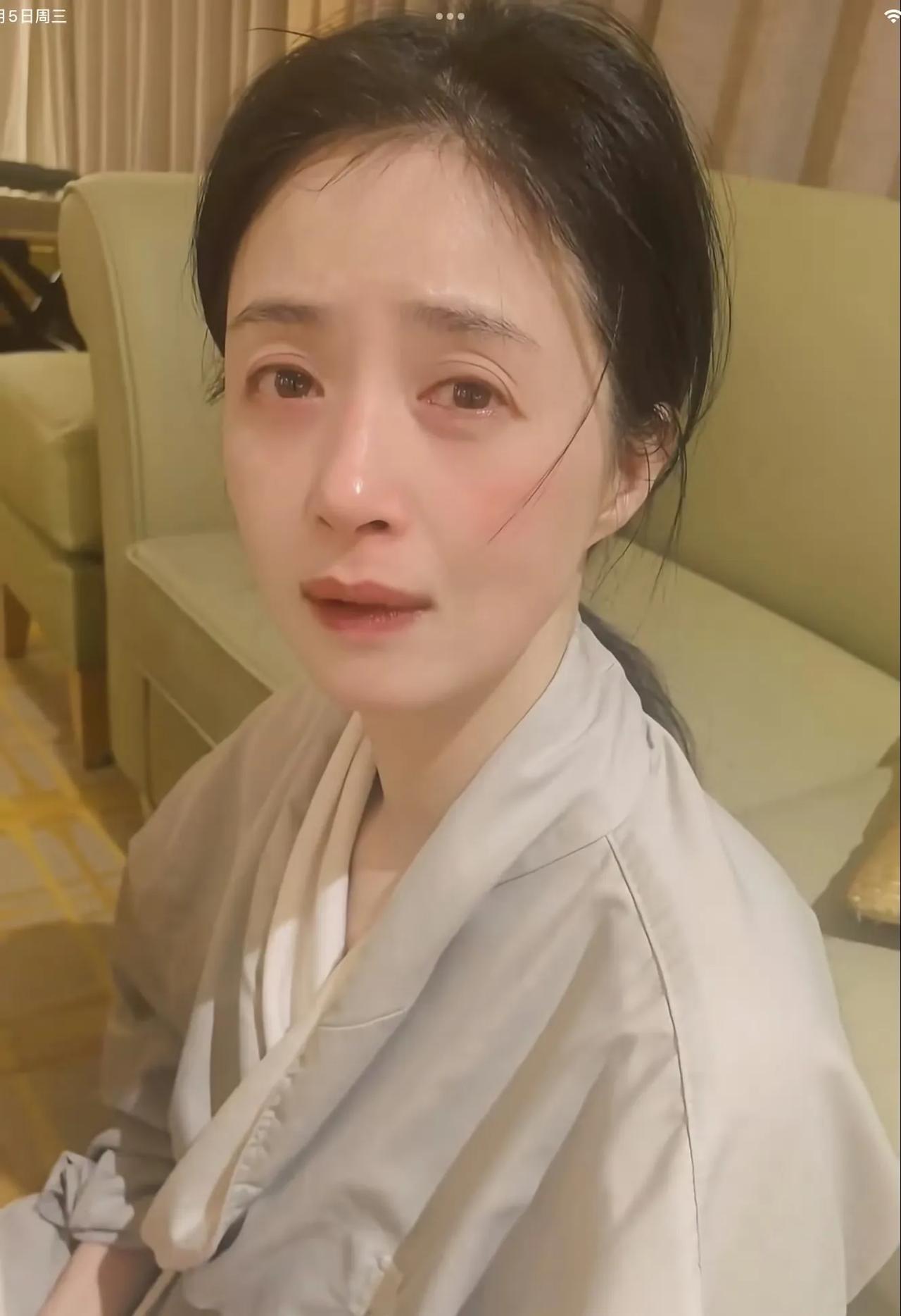 蒋欣片场饿出表情包，又哭又笑太真实
正在拍戏的蒋欣突然饿到抓狂，捂着肚子在片场来