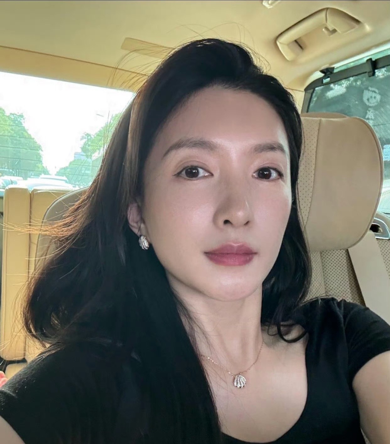 江疏影晒素颜照 还是这么好看 皮肤紧致五官精致依旧能打 