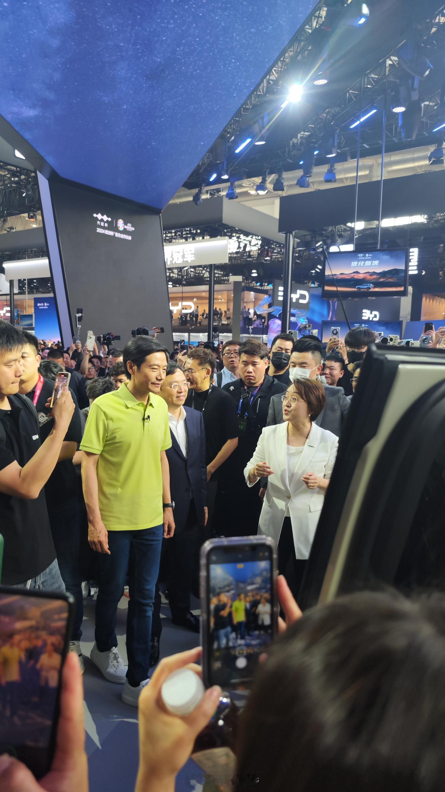 家人们！谁懂啊#雷军现身比亚迪展台#！这应该是两位优秀企业家为数不多的同框画面了
