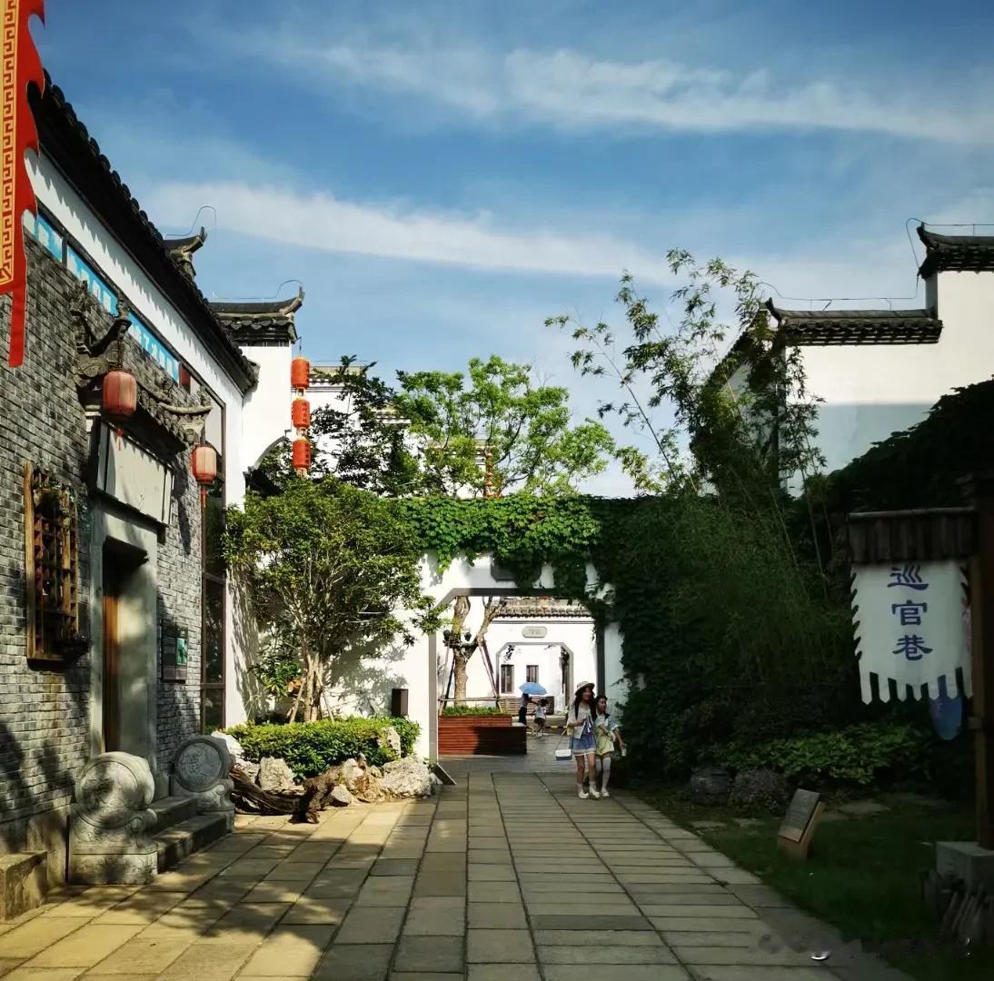 一上车，儿子把车钥匙递给了我，说，老爹，今天你开车，好嘛，本来想着这个五一都不用