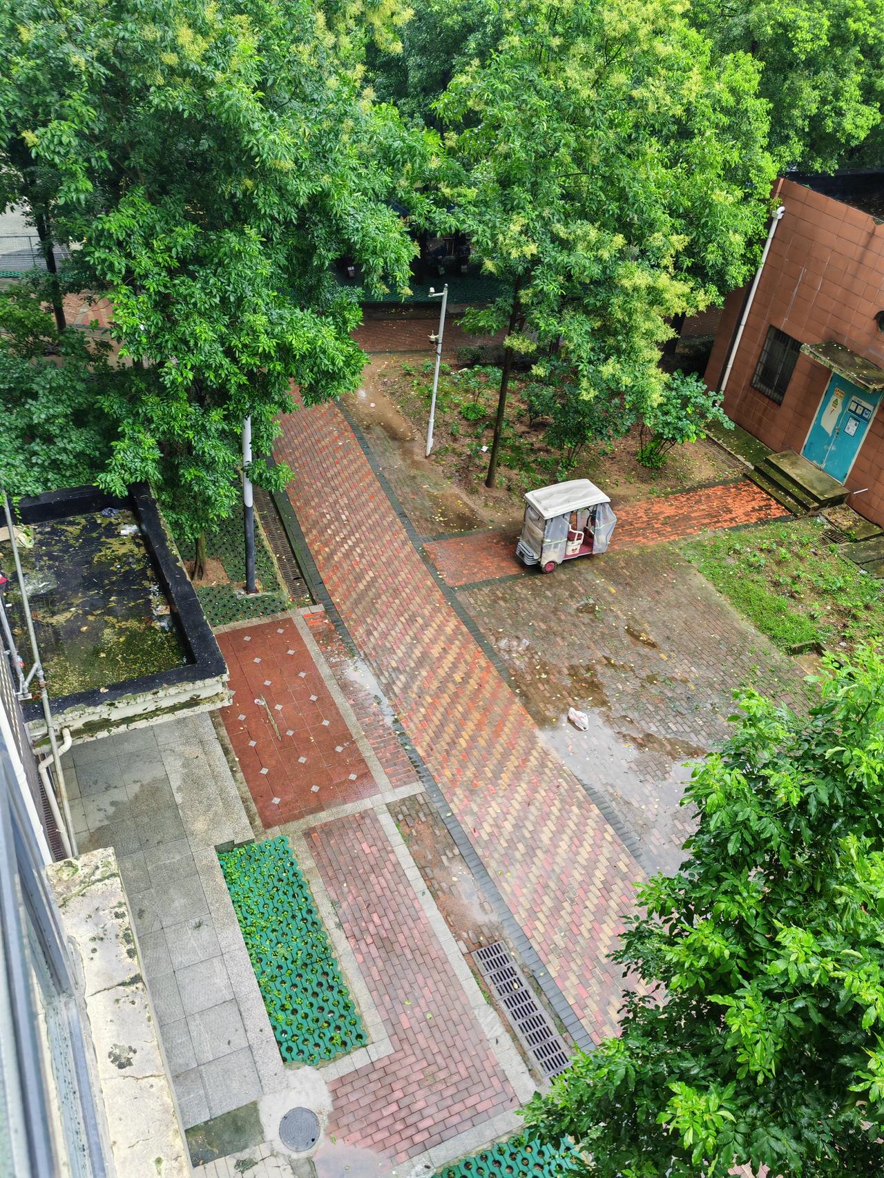 7月7日，武汉阴天有中雨，暴雨橙色预警，大风蓝色预警，最高气温31度，最低气温2