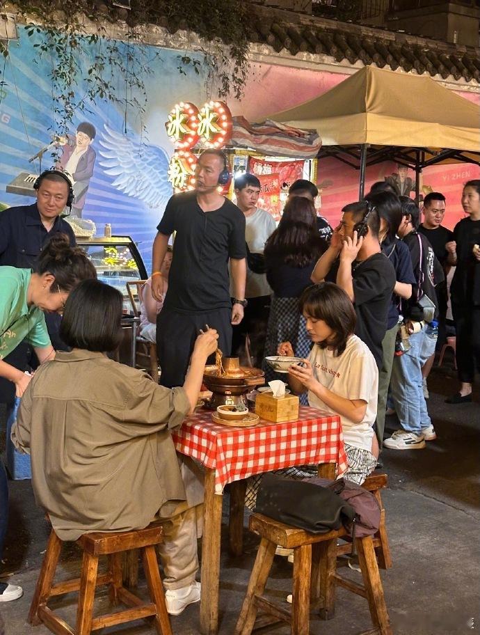 网友吃火锅偶遇周迅文淇拍戏成都偶遇周迅文淇拍戏成都偶遇周迅文淇吃火锅拍戏，我扛着