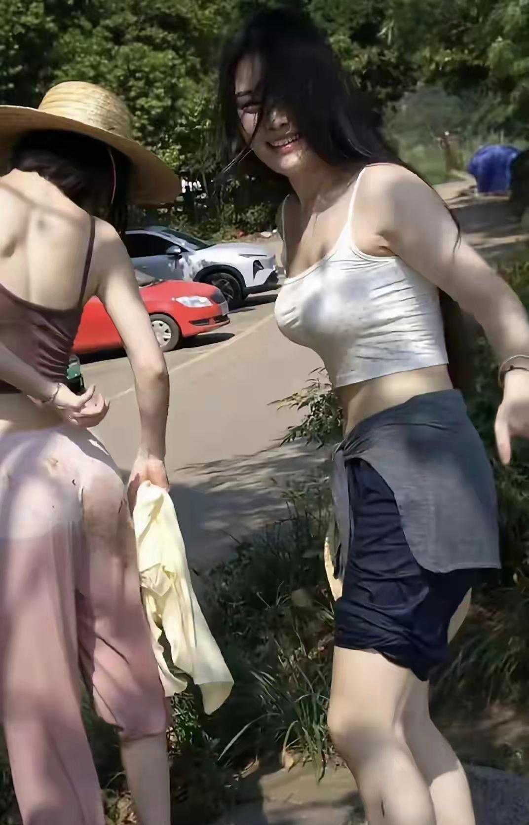 今天和小闺蜜一起出门游玩，好开心啊！