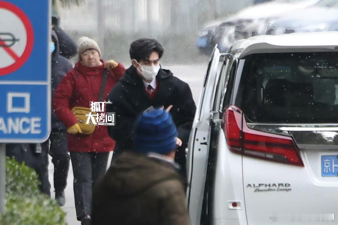 娱乐宋威龙央视春晚造型宋威龙春晚造型 宋威龙央视春晚造型，红色 