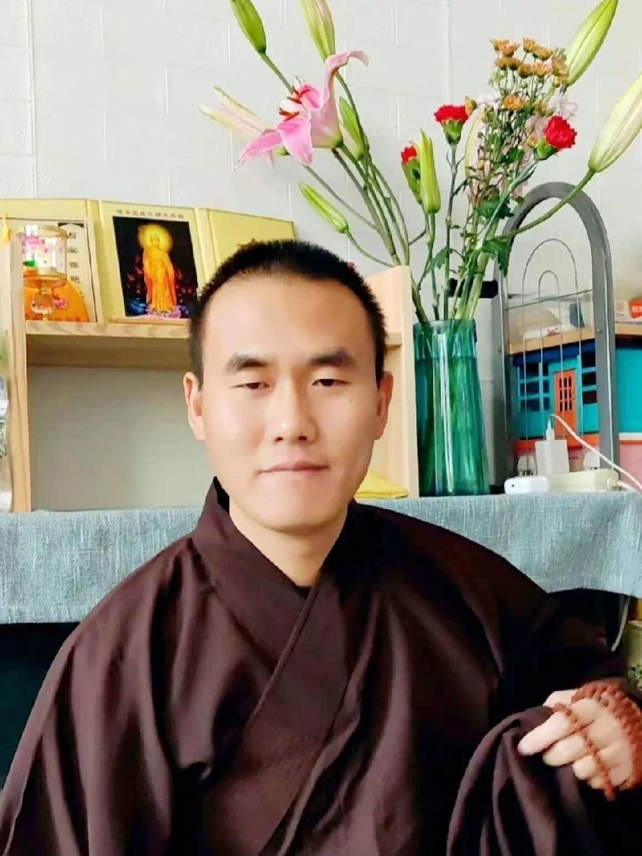 大师说，你今年会结婚，男人说，我没有对象

晚上跟老公视频聊天，
我问他，
男人