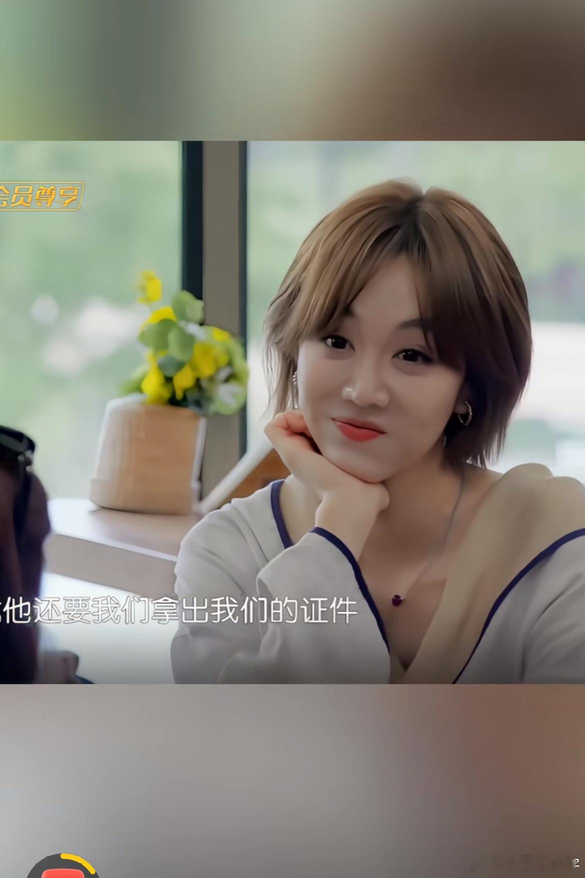 该说不说，很难有人不喜欢昆凌吧？ 看看姜妍满眼都是对昆凌的喜欢 其实一开始对昆凌