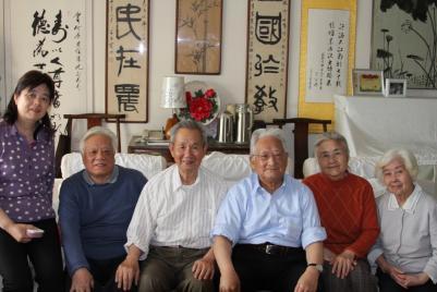 2014年，吴石将军之子吴韶成、孙女吴红，看望父亲生前的挚友何遂之子何康，一张温