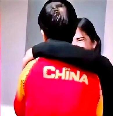 谁能想到，世界排名第一的孙颖莎，最铁的跨国闺蜜居然是赛场上的对手迪亚兹。
 
俩