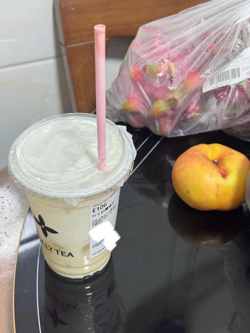 茉莉奶白奶霜橘子感觉像一点点的橘子奶绿比一点点好喝点 可能是因为有奶霜的原因 