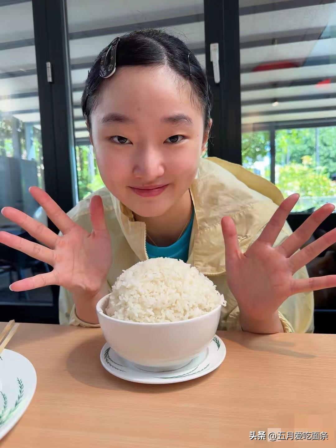 张本美和18岁生日了， 她发文庆祝自己的生日，没有蛋糕，就用了一碗垒得结结实实的