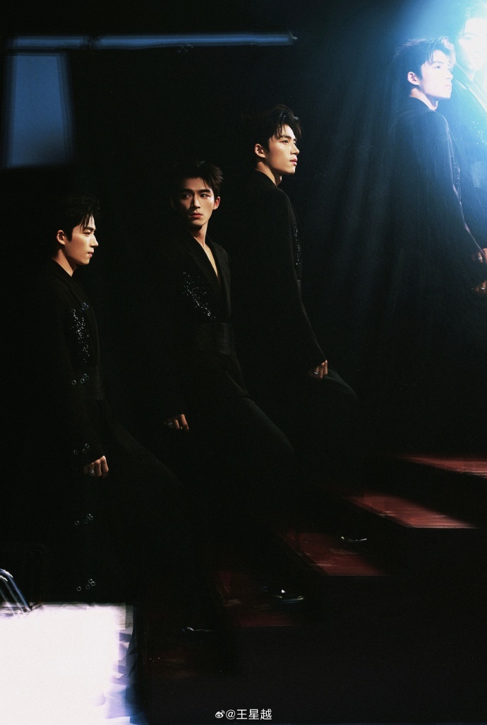 王星越晒24岁生日照 王星越晒24岁生日照，祝小孩哥生日快乐，永远做那个看云做梦