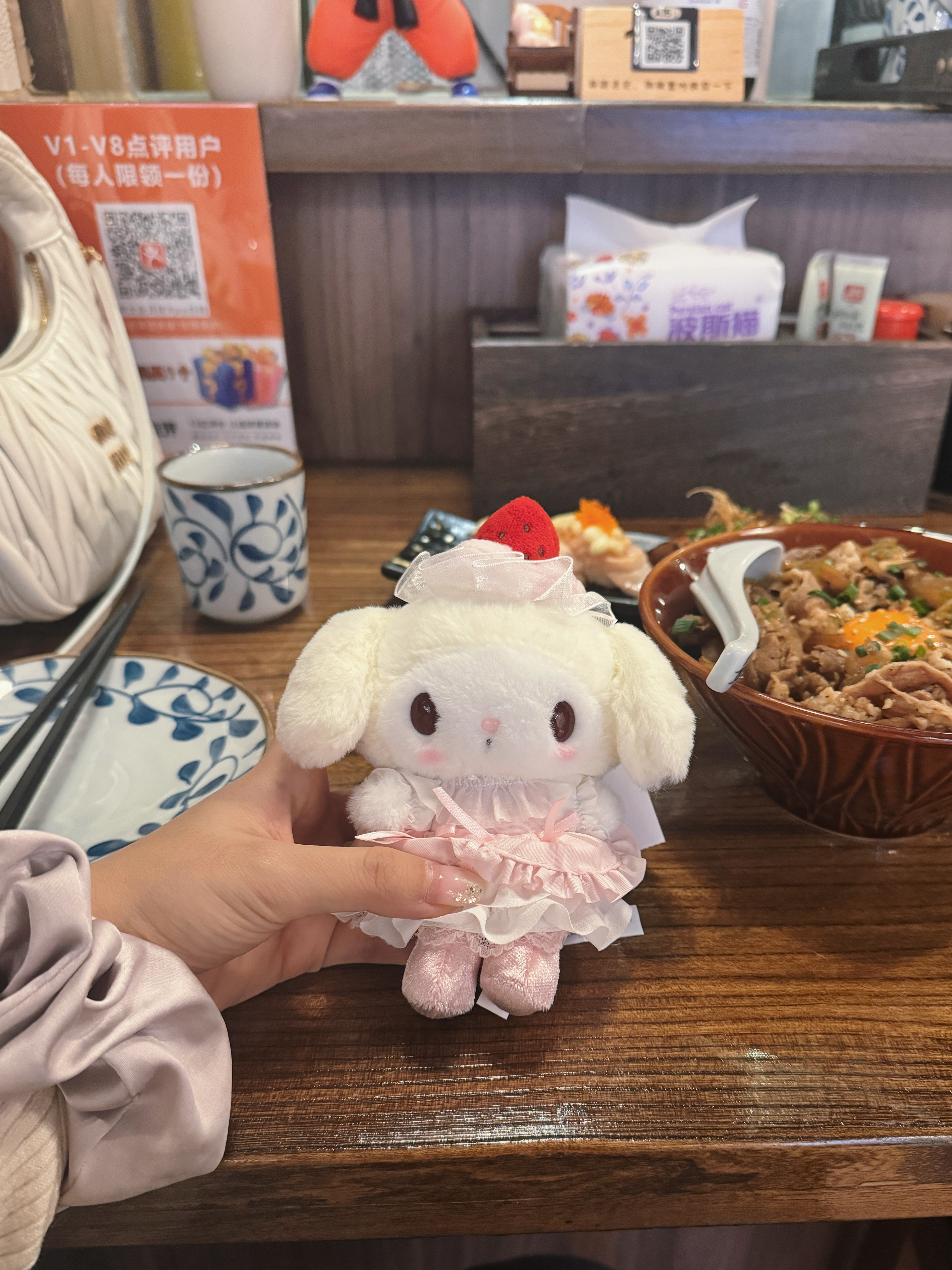 白草莓mm堂堂来袭以及为了喝到免费的酒等了三个小时才到的饭点🍺 