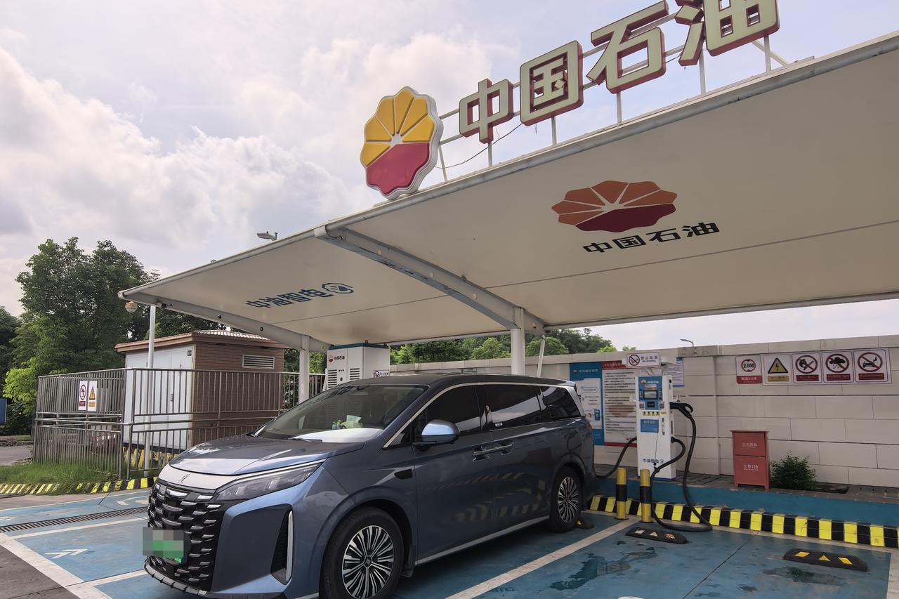 中石油充电站体验，比亚迪夏快充实录｜趁着途中补给，打卡资阳雁江中石油充电站。中油