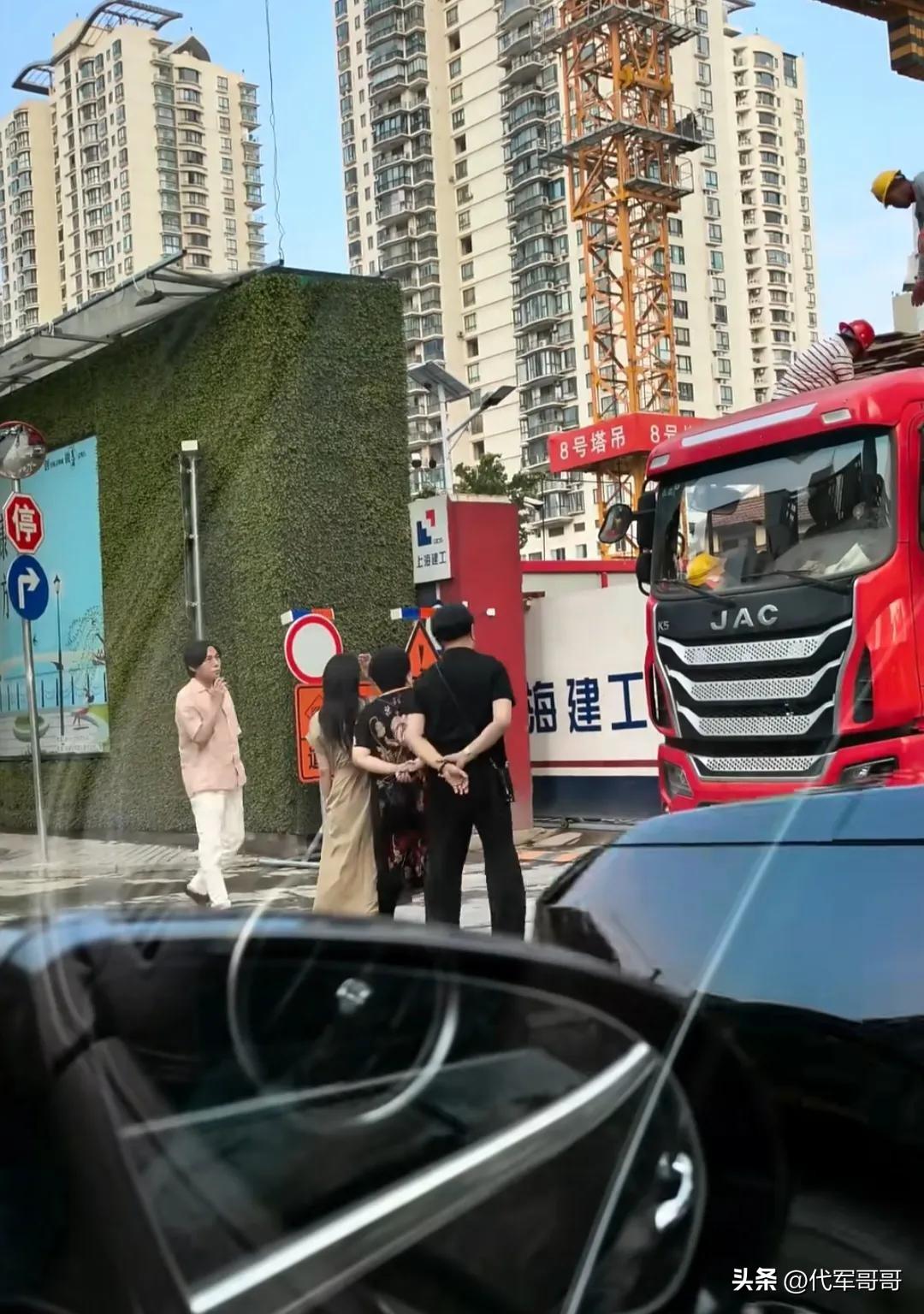 在大众眼中，明星的生活总是充满了光环与奢华，一举一动都备受瞩目。然而，近日伊能静