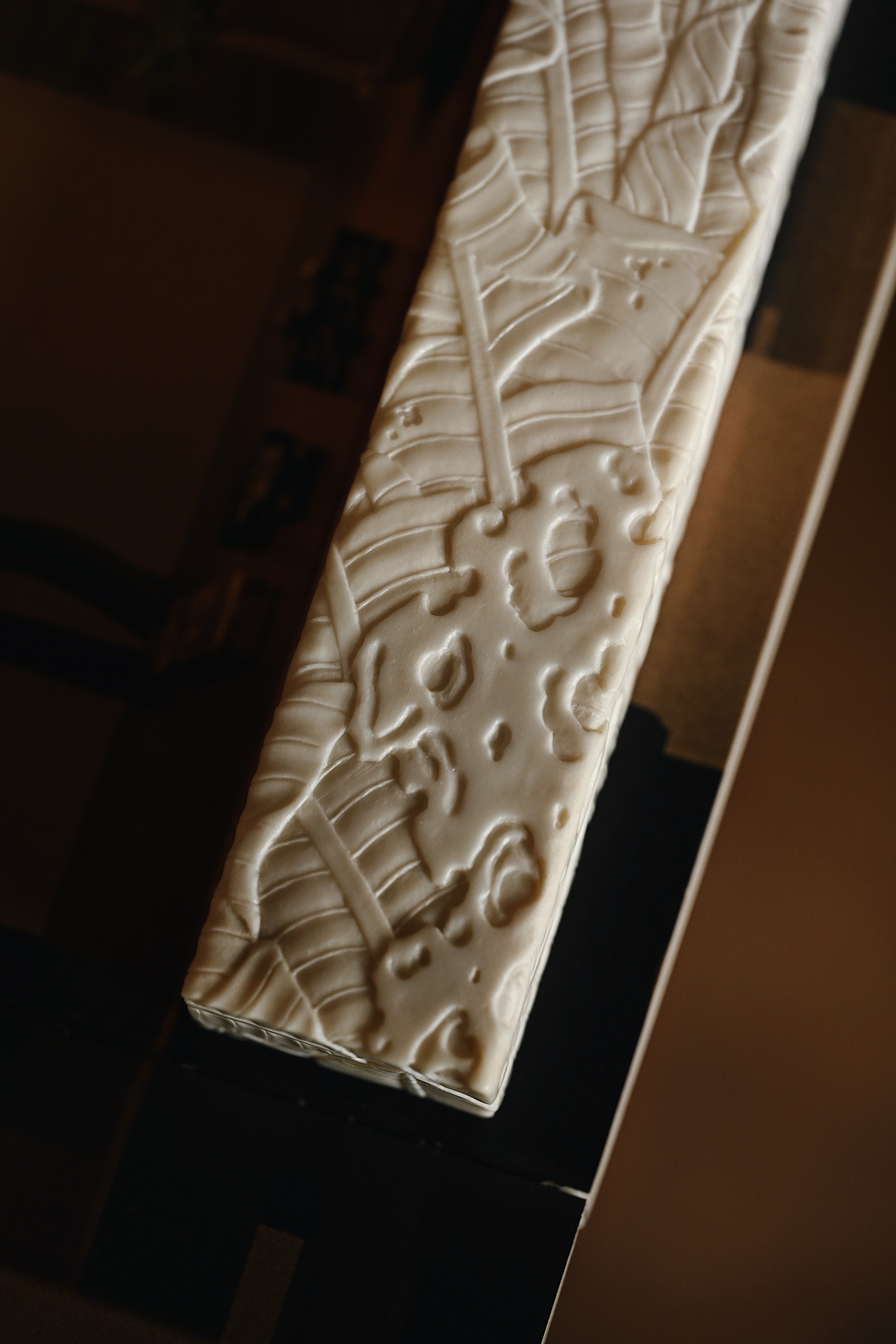 鹿角 | 湖石蕉叶 存香筒整料掏空而制，雕刻湖石挺立，芭蕉婆娑，阔大的蕉叶错落有