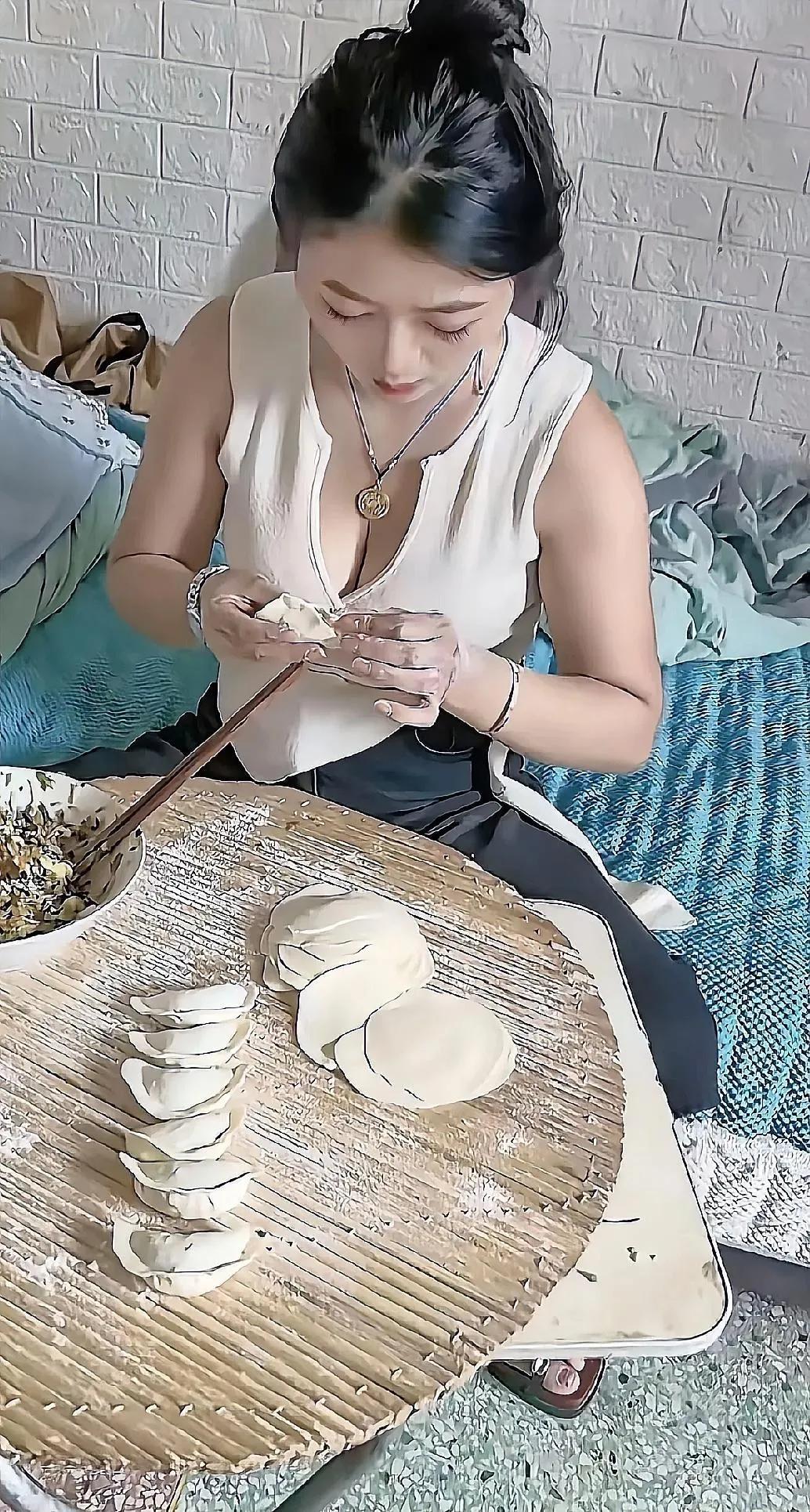 嫂子包的饺子太大了，外面的饺子都是一口一个，嫂子包的饺子一个能赶外面两个，太大了