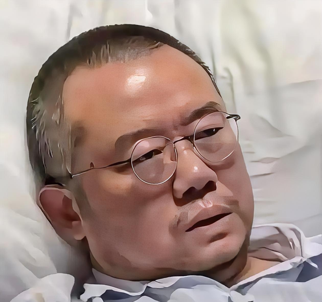 住院那天，我突然发现，

最疼的不是刀口，

是别人说话时停顿的那半秒。

原来