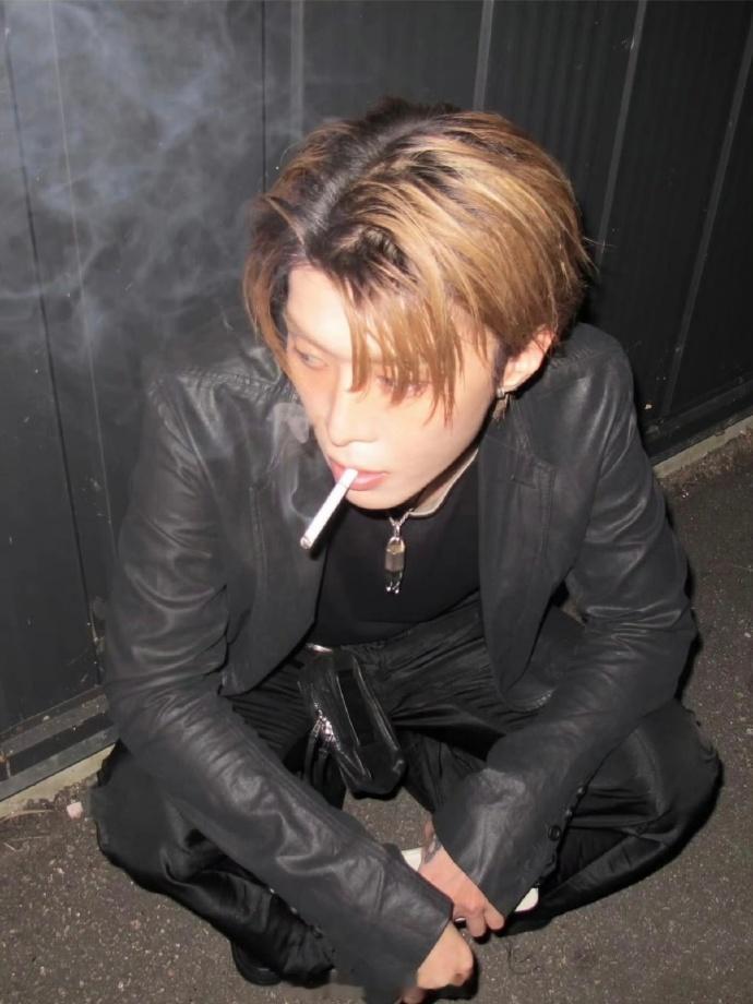 范丞丞ins晒抽烟照 ​​omg！好辣！ ​​​