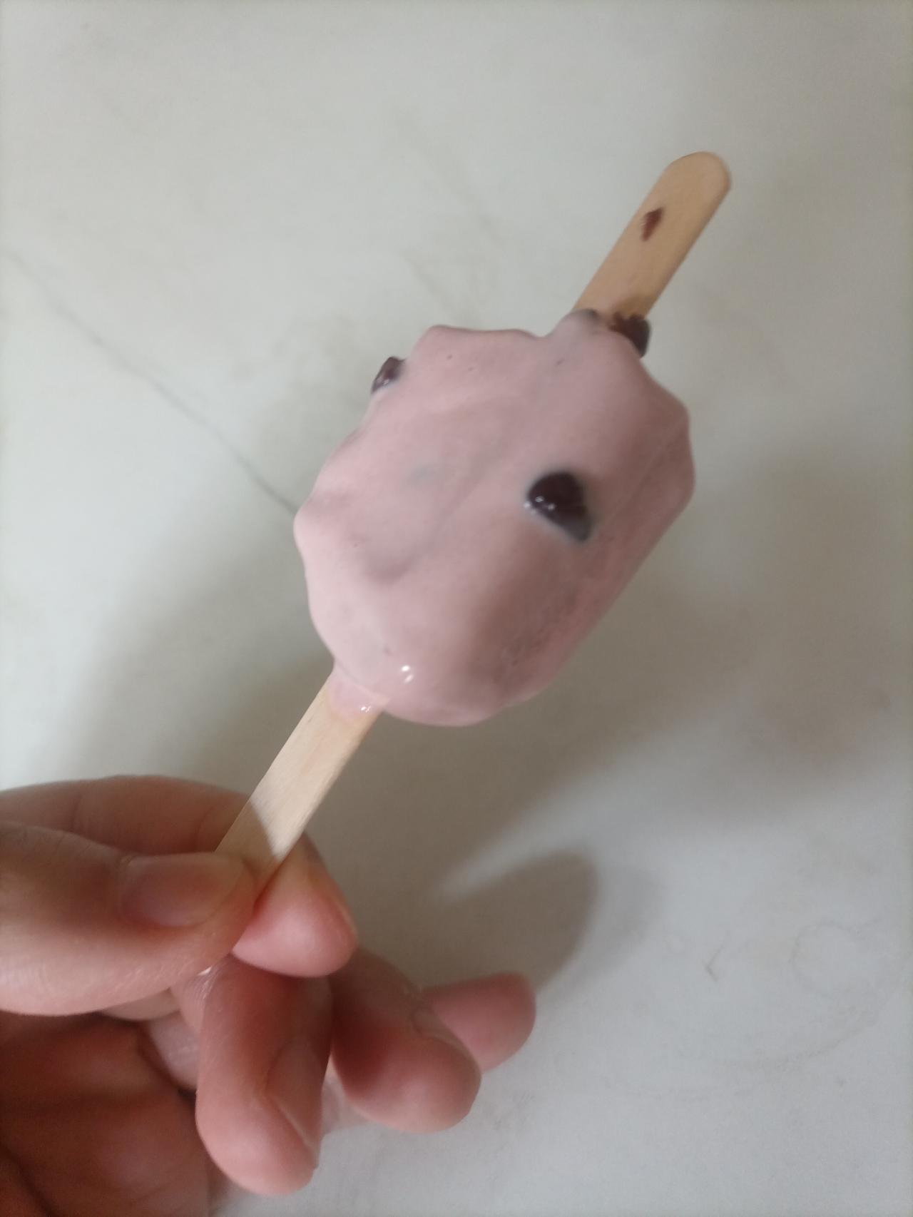 有些年头没吃过冰棍、雪糕了，今天同事给带了一根红豆的雪糕。

打开的时候，雪糕上