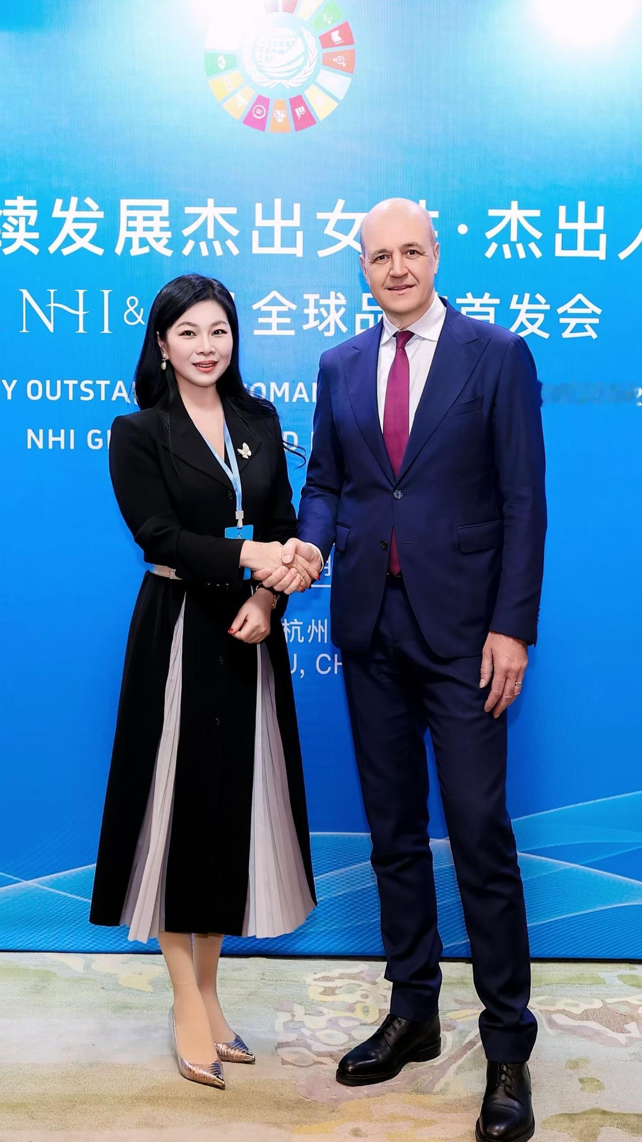 好运中国🇨🇳世界领袖中国行
灵魂有香气的女神[心][玫瑰][玫瑰][玫瑰]她