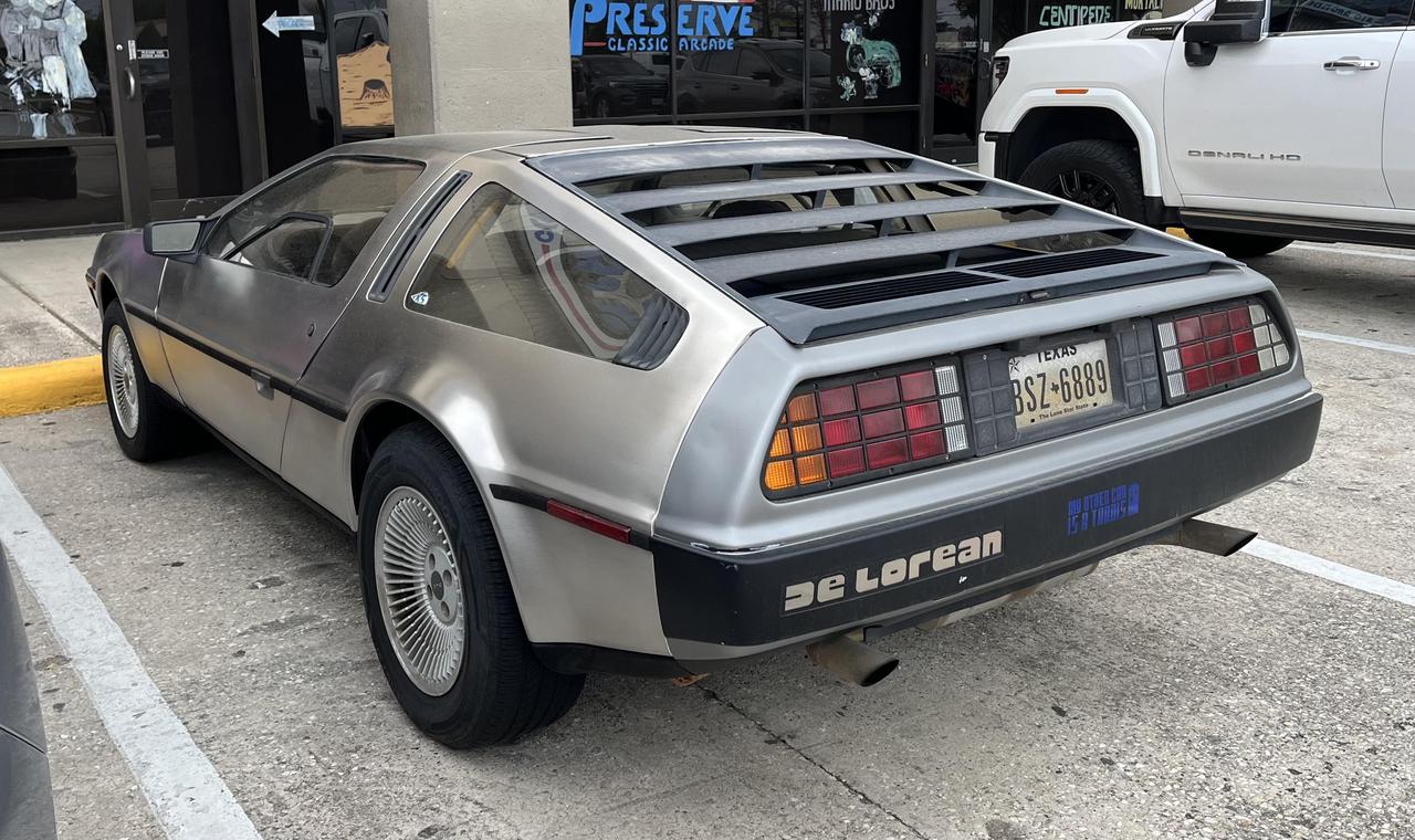 在休斯顿街头拍到一辆德罗宁跑车，这款车因《回到未来》电影而闻名。它采用不锈钢车身