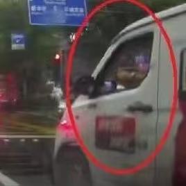 “坏到骨子里了！”浙江货车司机等红灯闲得无聊，就用弹弓专挑漂亮女路人打钢珠玩，结
