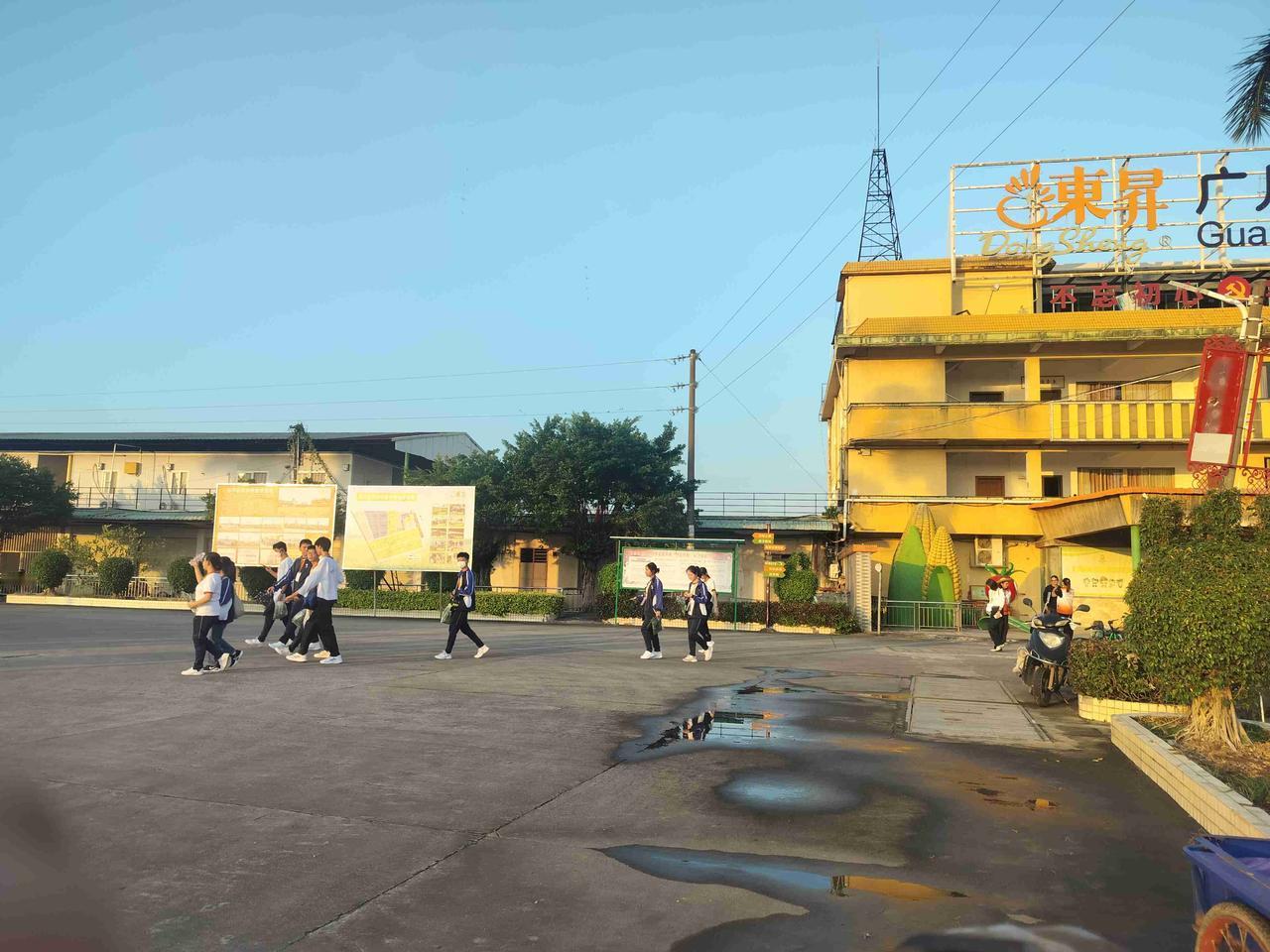 带定位晒今日生活 今日状态轻松愉快，天气也是多云，简直不要太舒服！太阳不那么刺眼