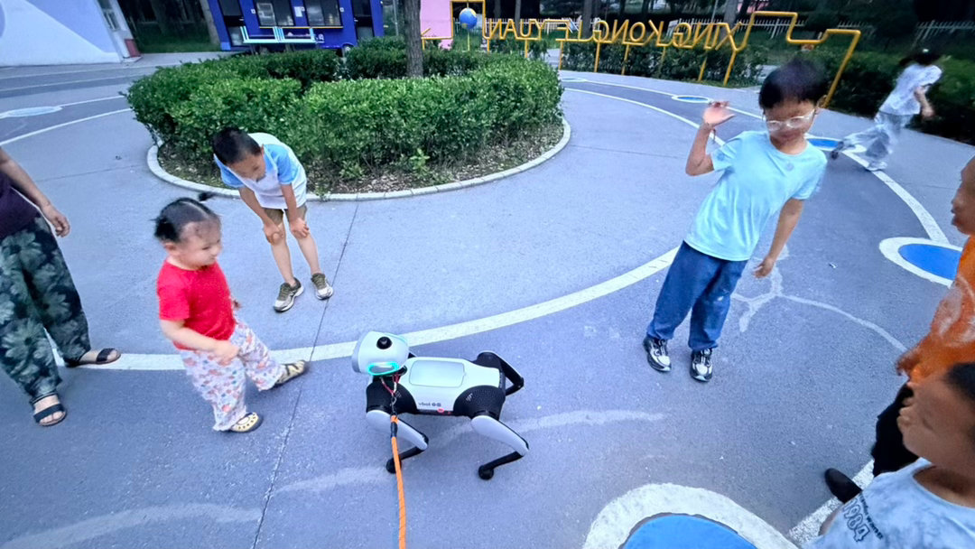 大头是社交利器自然会有小朋友愿意过来和你做朋友vbot超能机器狗