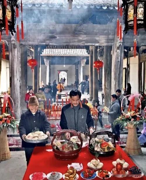 迎亲祭祖歌
赵权力
饮水当思水之源
迎亲先要祭祖先
恭香叩头不麻烦
恭请老祖坐堂